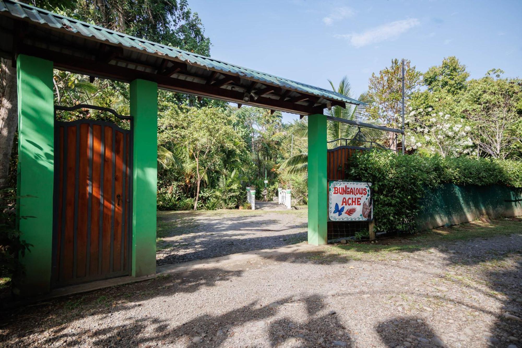 Bungalows Ache Cahuita Exterior photo