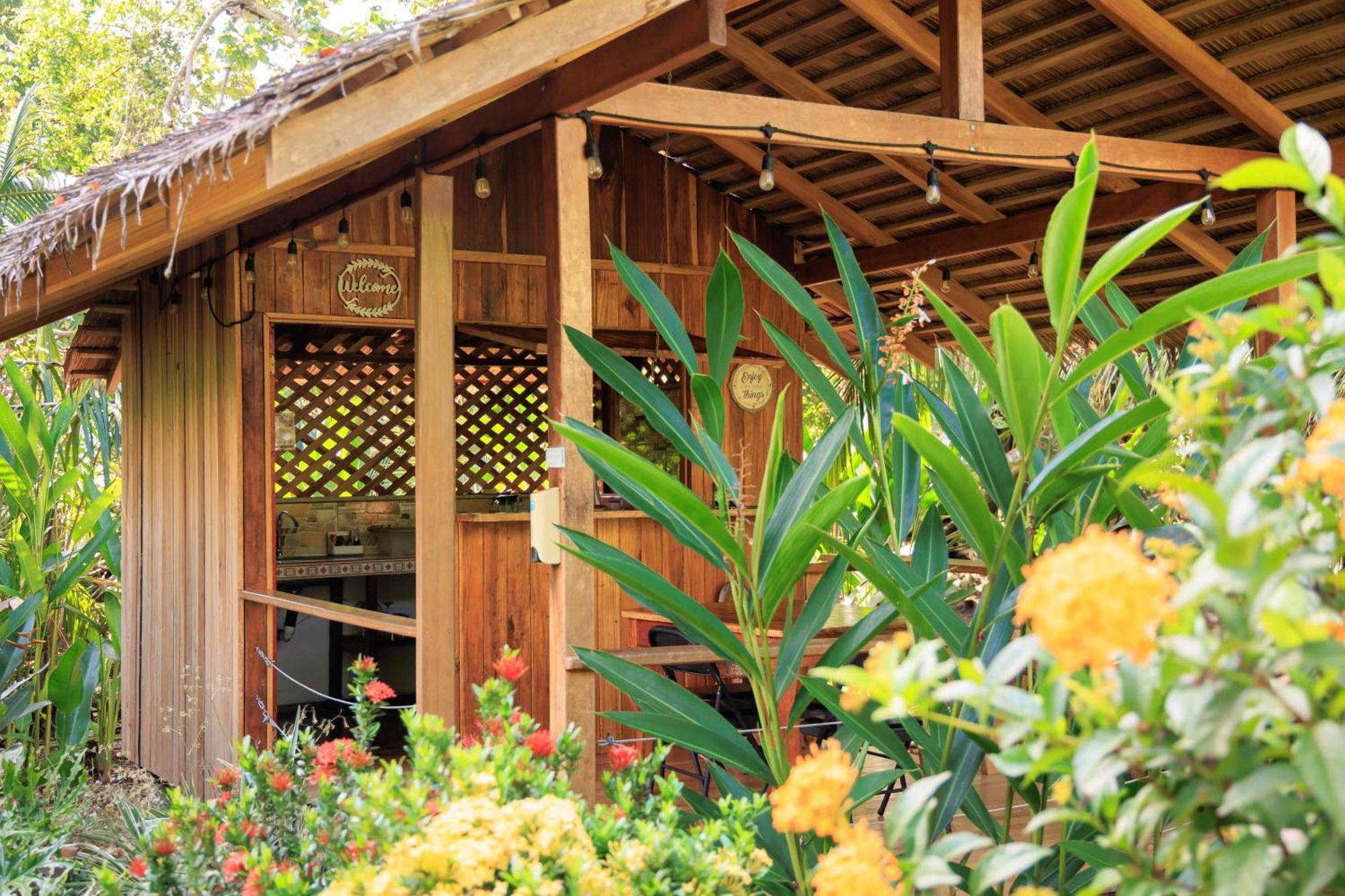 Bungalows Ache Cahuita Exterior photo