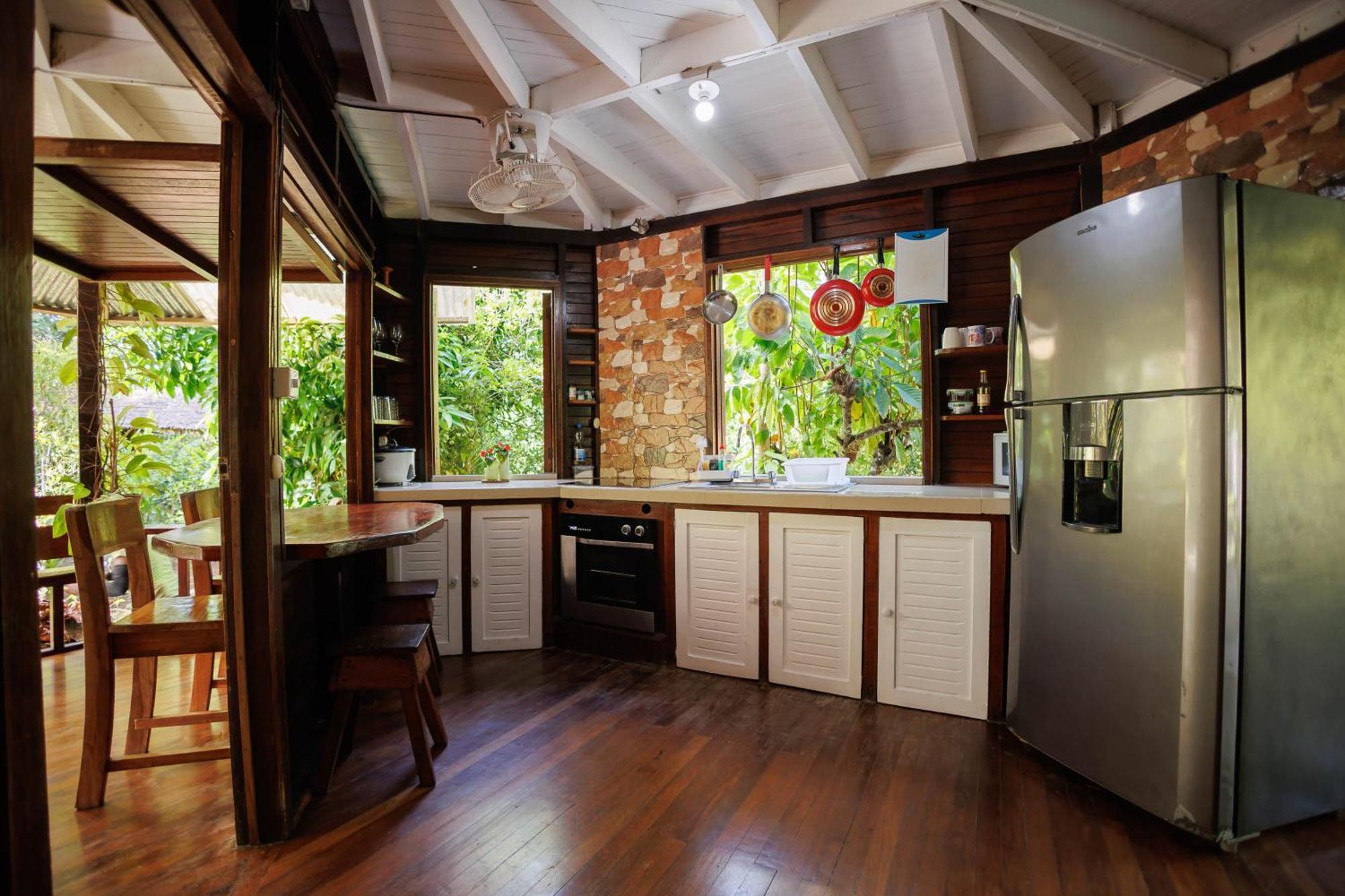 Bungalows Ache Cahuita Exterior photo